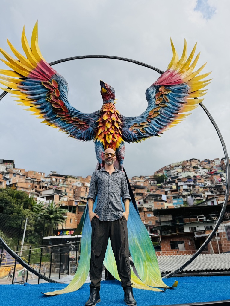 Juan Alejandro Gaviria frente al fénix de la Comuna 13